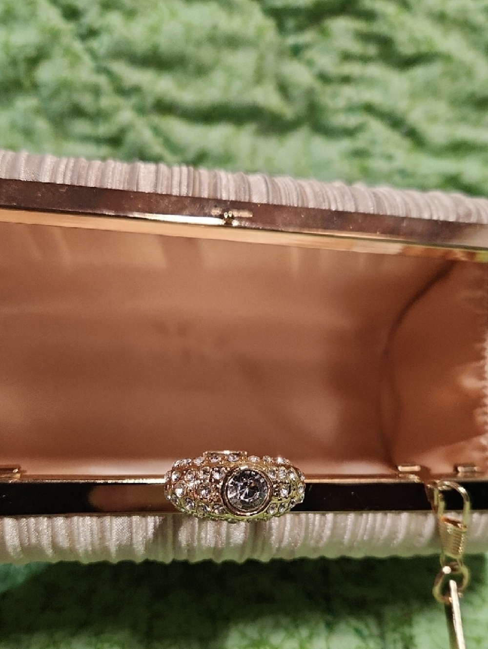 Elegant Champagne Pleated Ring-Clasp Evening Clutch - Picture 3 of 7
